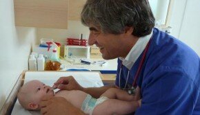 Dr. Voitl während einer Schluckimpfung