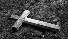 Zerbrochenes Kreuz am Boden