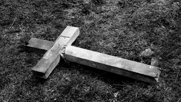 Zerbrochenes Kreuz am Boden